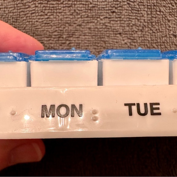 Weekly AM & PM Medication Organizer - Picture 2 of 7